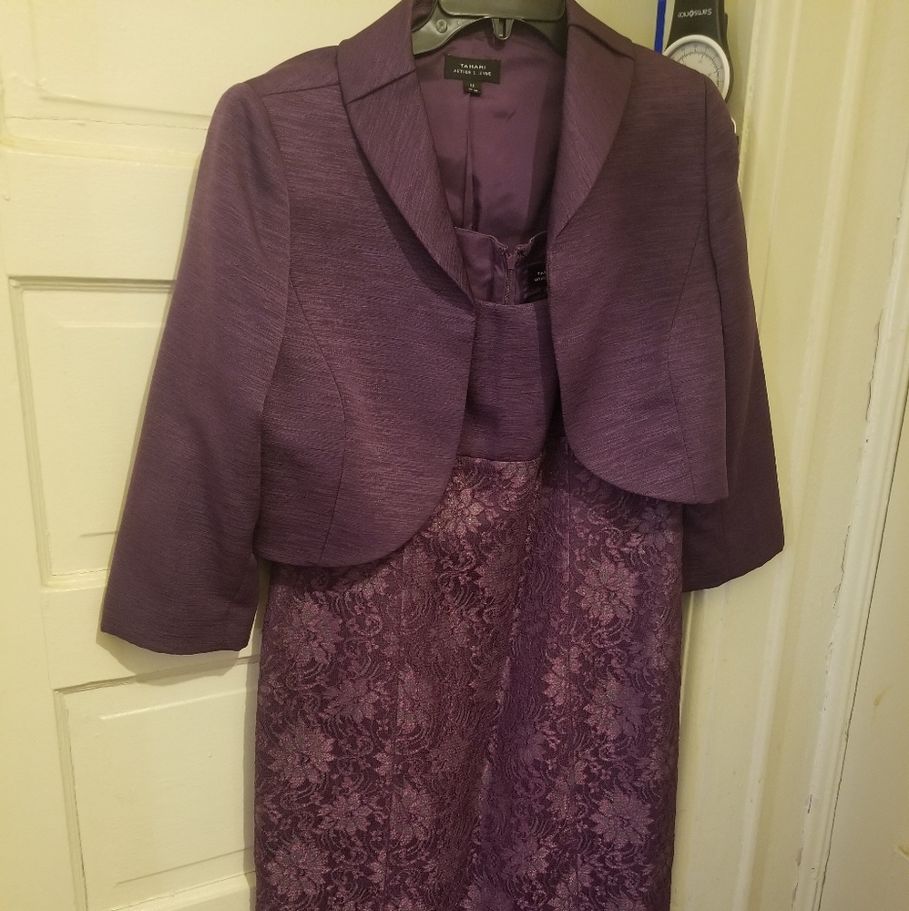 Elegant evening dress by Tahari Arthur Levine